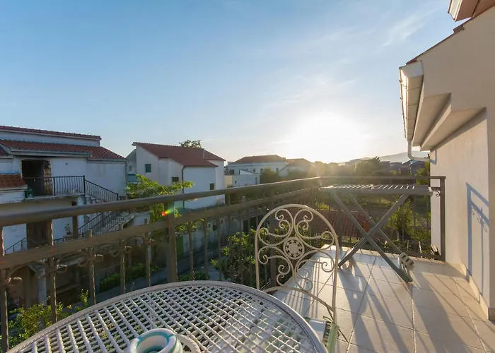 Courtyard Seafront House * Kaštela