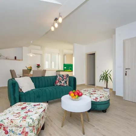Courtyard Seafront House Apartment