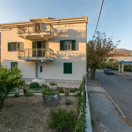 Apartment Courtyard Seafront House Kastela
