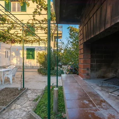 公寓 Courtyard Seafront House Kaštela