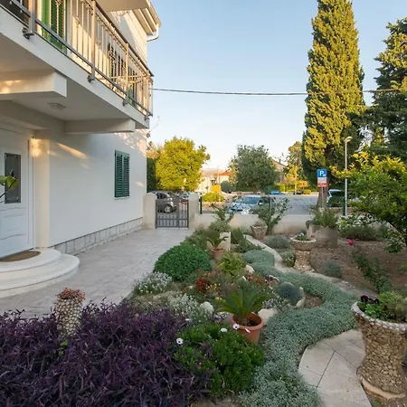 Courtyard Seafront House Apartment