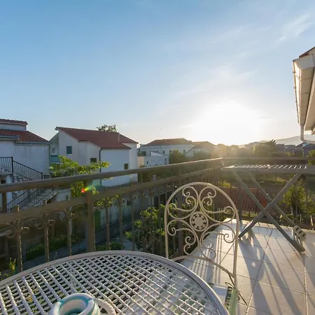 Courtyard Seafront House * Kastela