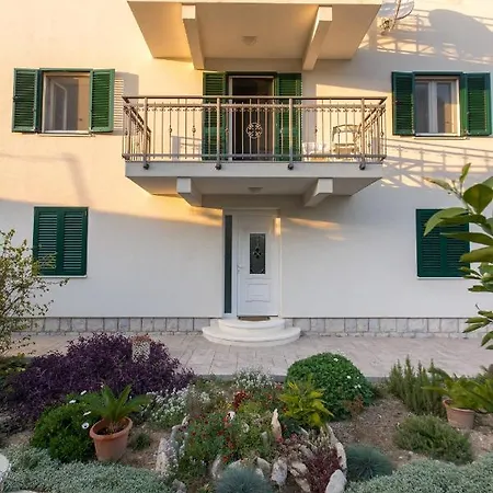 Courtyard Seafront House Apartment