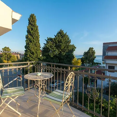 Courtyard Seafront House * Kastela