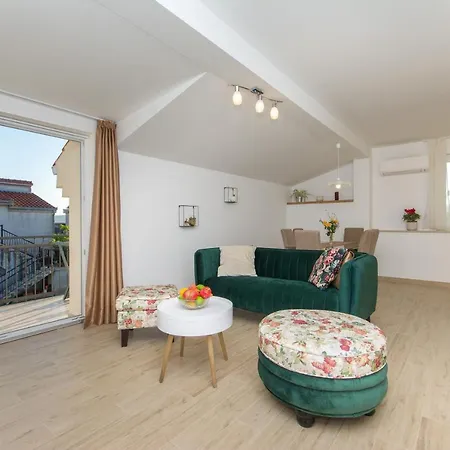 Apartment Courtyard Seafront House Kastela