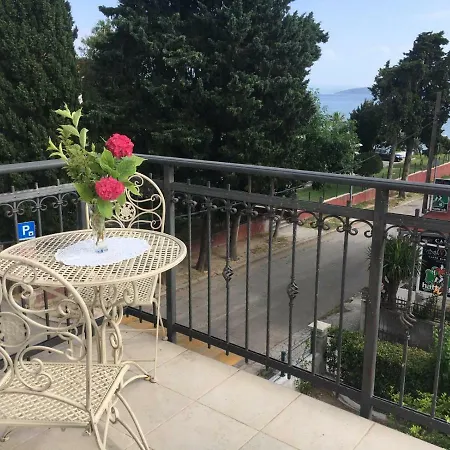 Courtyard Seafront House Apartment Kastela