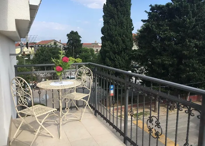 Courtyard Seafront House * Kaštela